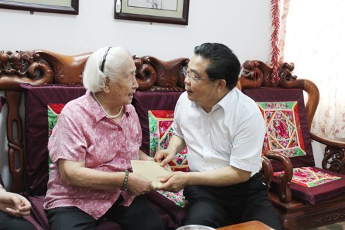 校黨委領(lǐng)導看望慰問老黨員