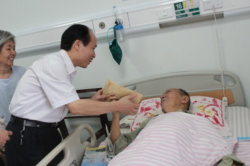 校黨委領(lǐng)導看望慰問老黨員