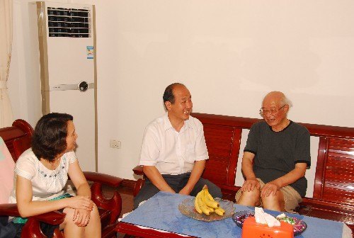 校領導率先垂范訪談慰問離退休老同志、老黨員代表