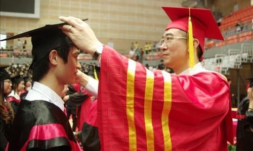 惠州學院隆重舉行2012屆畢業典禮暨學士學位授予儀式