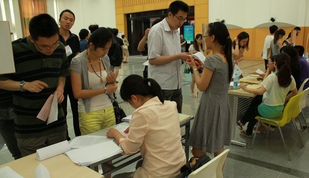 多部門端午假期堅守崗位 為畢業生辦理離校手續開綠燈