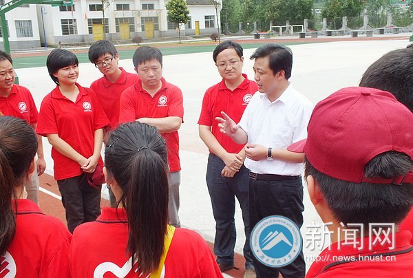 湘西州委常委、吉首市委書記秦國文一行看望湖南科技大學(xué)“三下鄉(xiāng)”志愿服務(wù)隊(duì)