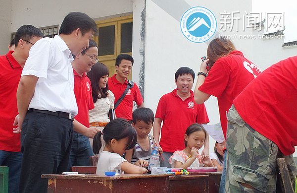 湘西州委常委、吉首市委書記秦國文一行看望湖南科技大學(xué)“三下鄉(xiāng)”志愿服務(wù)隊(duì)