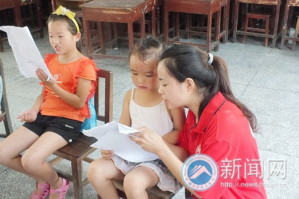 湘西州委常委、吉首市委書記秦國文一行看望湖南科技大學(xué)“三下鄉(xiāng)”志愿服務(wù)隊(duì)