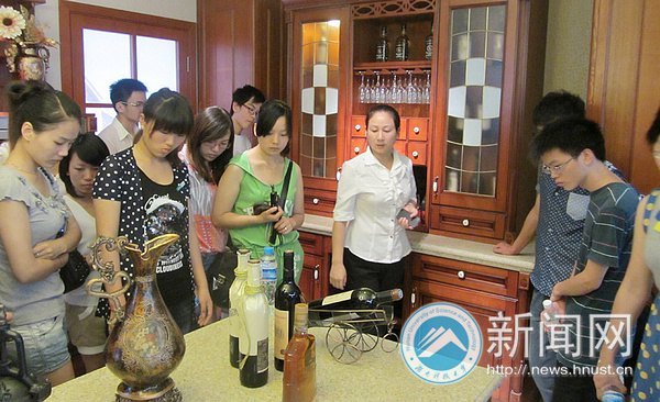 湖南科技大學工業設計專業與長沙嘉寶家具公司開展2012首期產學研合作課程