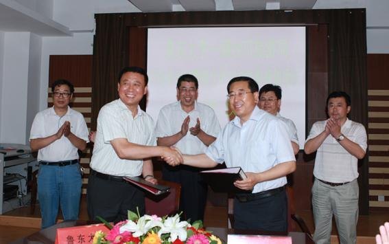 學校與煙臺市旅游局舉行產學研合作暨煙臺市鄉村旅游規劃項目簽約儀式
