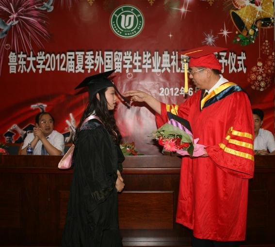 魯東大學(xué)舉行2012屆(夏季)外國留學(xué)生畢業(yè)典禮