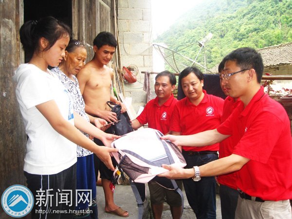 “把社會實踐的答卷寫在矮寨鄉親的心里”