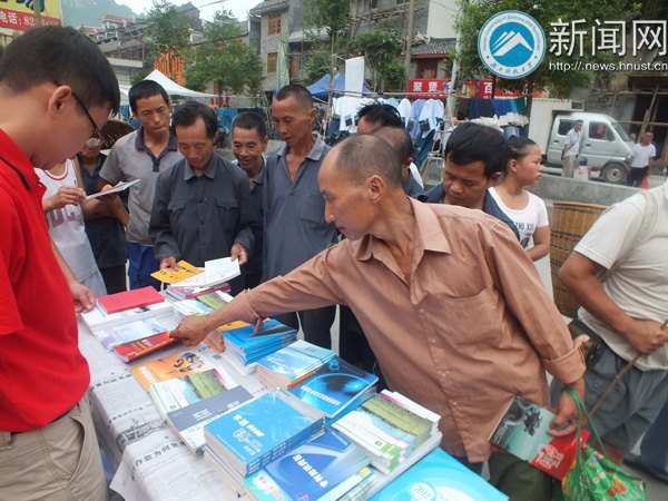 “把社會實踐的答卷寫在矮寨鄉親的心里”