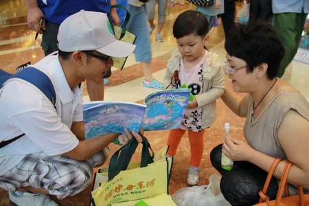 綠色長(zhǎng)征3:志愿者走進(jìn)商場(chǎng)宣傳綠色