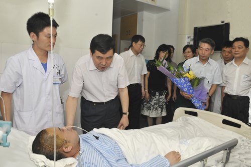 高文兵書記一行看望生病住院的年輕醫(yī)生