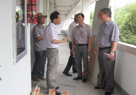 張輝副校長檢查指導臨海校區后勤維修工作