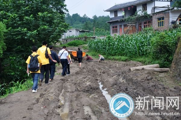 阿弓鎮“愛心行動”志愿服務團隊實地調研貧困家庭