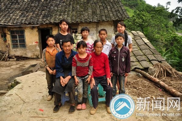 阿弓鎮“愛心行動”志愿服務團隊實地調研貧困家庭