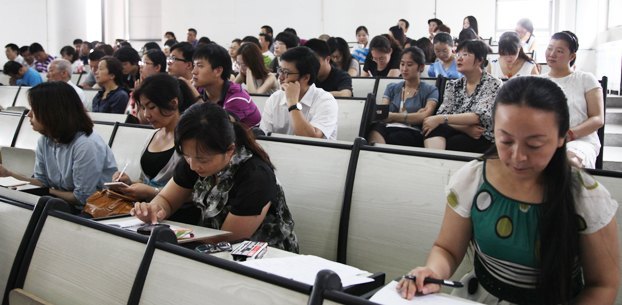 努力開創團結進步新局面 附中召開期末全體教職工大會