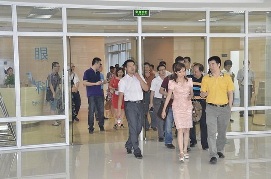 沙坪壩區(qū)衛(wèi)生局領導及專家一行來大學城醫(yī)院參觀交流醫(yī)院信息化建設