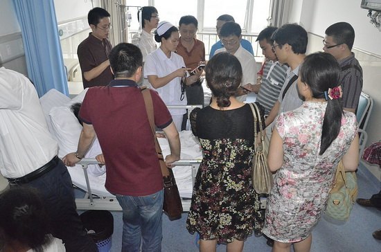 沙坪壩區(qū)衛(wèi)生局領導及專家一行來大學城醫(yī)院參觀交流醫(yī)院信息化建設