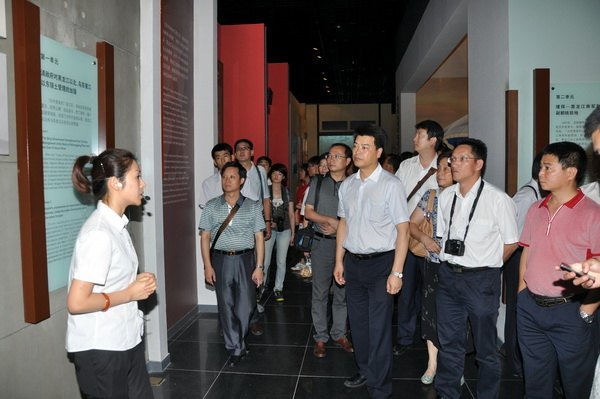 校黨委書記馬國防率團考察黑河學院