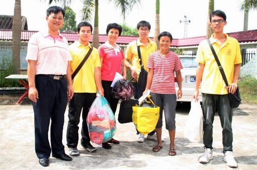 惠州學(xué)院麻陂鎮(zhèn)曲潭村扶貧小組開展扶貧活動