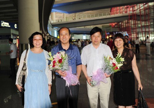 校黨委書記周應佳、校長劉德富走訪北京校友會