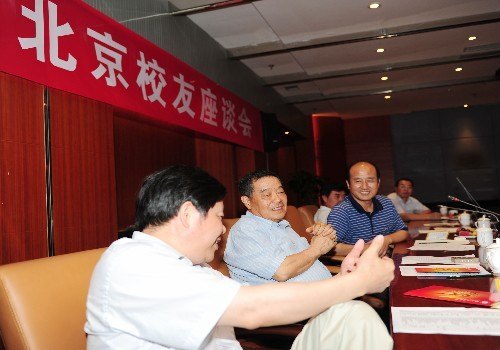 校黨委書記周應佳、校長劉德富走訪北京校友會