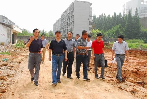 校黨委書記周應佳視察指導暑期基建工地