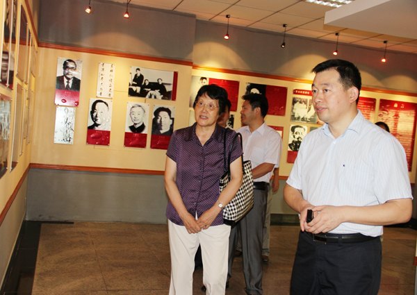 洪學智將軍女兒洪煒一行到皖西學院考察參觀