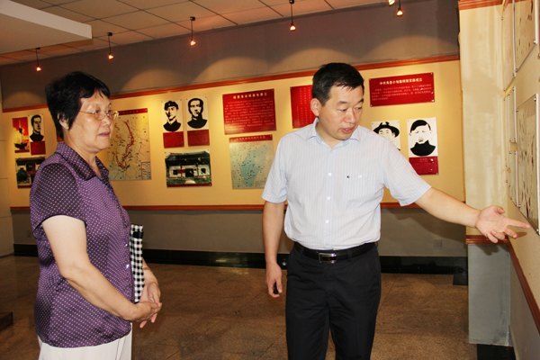 洪學智將軍女兒洪煒一行到皖西學院考察參觀