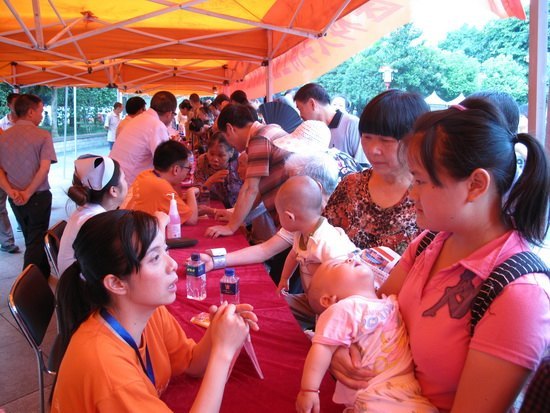 重慶醫(yī)科大學(xué)博士生服務(wù)團送醫(yī)到南川