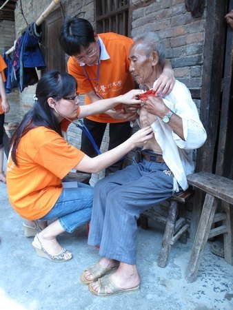 重慶醫(yī)科大學(xué)博士生服務(wù)團送醫(yī)到南川