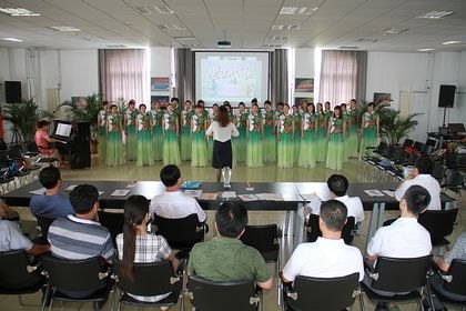 學(xué)校召開(kāi)女子合唱團(tuán)慶功座談會(huì)