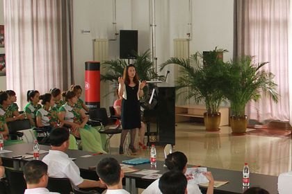 學(xué)校召開(kāi)女子合唱團(tuán)慶功座談會(huì)