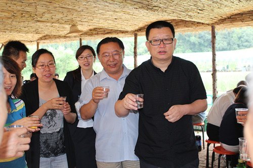 長春建筑學院舉辦消夏聯(lián)歡會 董事長親切慰問