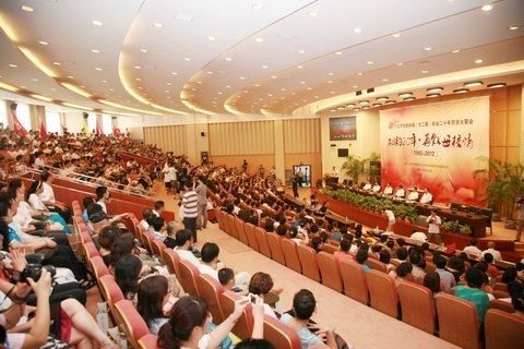 遼寧大學(xué)88級校友聯(lián)誼會暨遼寧大學(xué)88級校友會揭牌儀式在蒲河校區(qū)舉行