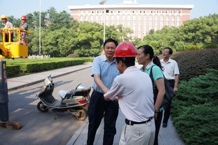 張堯學校長親切慰問暑假堅守崗位的教職員工