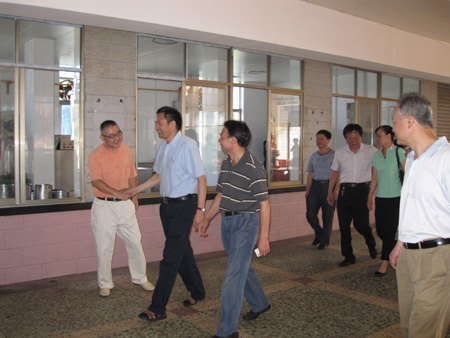 張堯學校長親切慰問暑假堅守崗位的教職員工