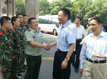 張堯學校長親切慰問暑假堅守崗位的教職員工