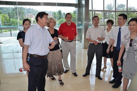 美國辛辛那提大學副校長鮑特博士一行到大學城醫院參觀