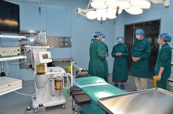 美國辛辛那提大學副校長鮑特博士一行到大學城醫院參觀