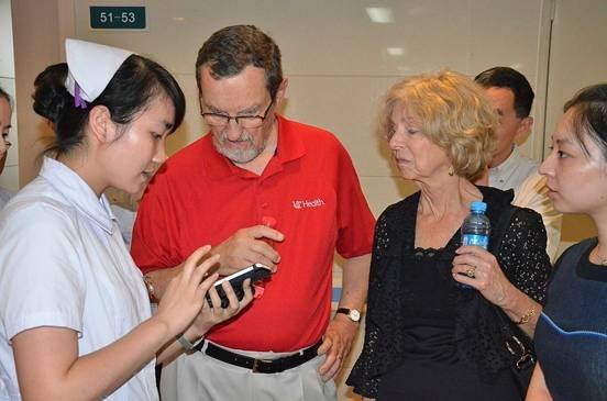 美國辛辛那提大學副校長鮑特博士一行到大學城醫院參觀