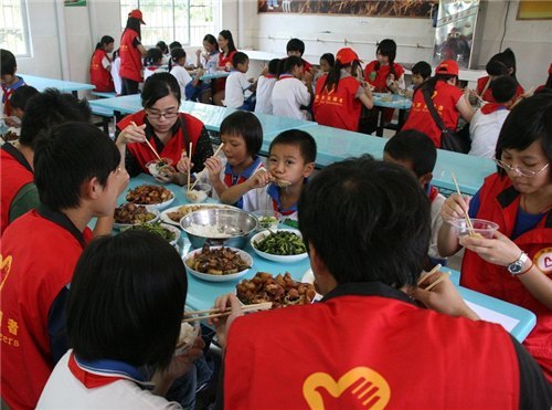 惠州學院志愿者在博羅橫河鎮舉行暑期關愛留守兒童志愿服務活動
