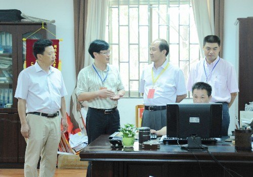 校黨委書記周應(yīng)佳視察湖北工業(yè)大學招生錄取工作現(xiàn)場