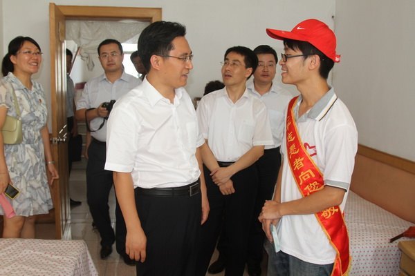 團省委領導到曹家巷社區調研濰坊學院大學生暑期社會實踐工作