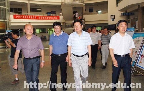 湖北省副省長郭生練來湖北民族學(xué)院調(diào)研