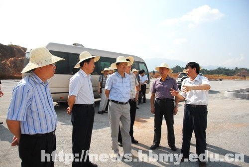 湖北省副省長郭生練來湖北民族學(xué)院調(diào)研
