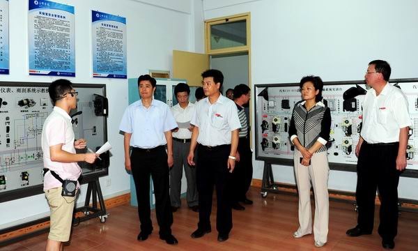 余紅勝?gòu)堺惥甑仁蓄I(lǐng)導(dǎo)調(diào)研科技創(chuàng)新工作