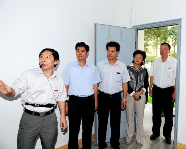 余紅勝?gòu)堺惥甑仁蓄I(lǐng)導(dǎo)調(diào)研科技創(chuàng)新工作