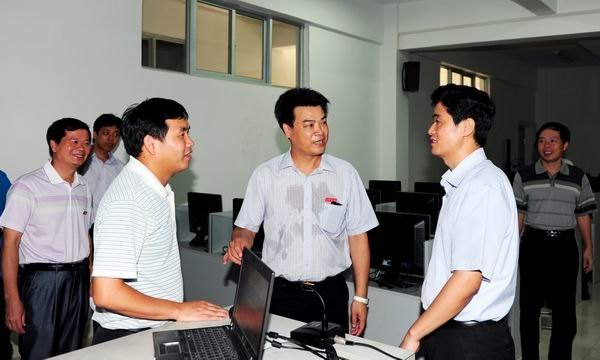 余紅勝?gòu)堺惥甑仁蓄I(lǐng)導(dǎo)調(diào)研科技創(chuàng)新工作