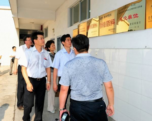 余紅勝?gòu)堺惥甑仁蓄I(lǐng)導(dǎo)調(diào)研科技創(chuàng)新工作