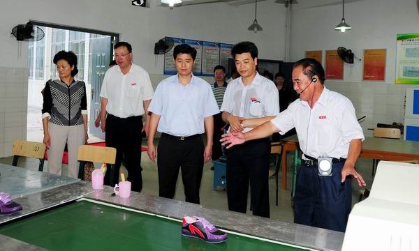 余紅勝?gòu)堺惥甑仁蓄I(lǐng)導(dǎo)調(diào)研科技創(chuàng)新工作